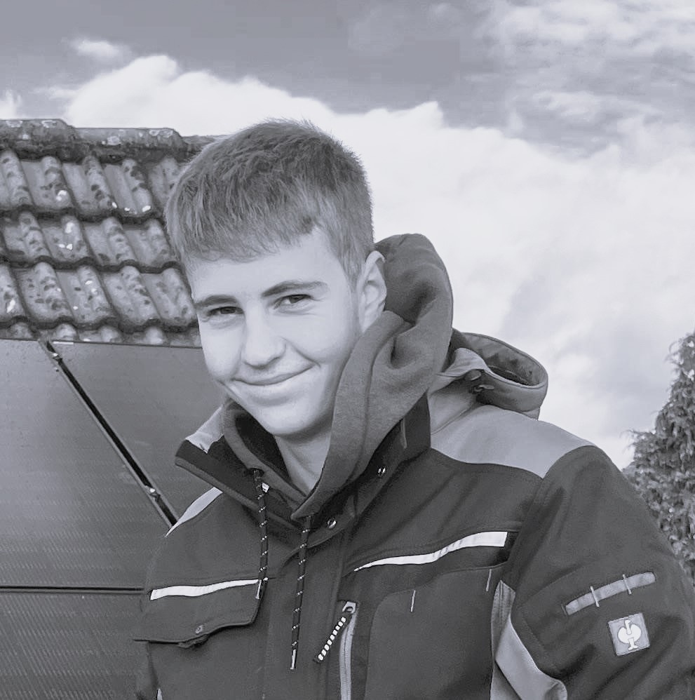 Über uns Foto von Mika Herling in Schwarzweiß, Auszubildender bei Bergisch Solar