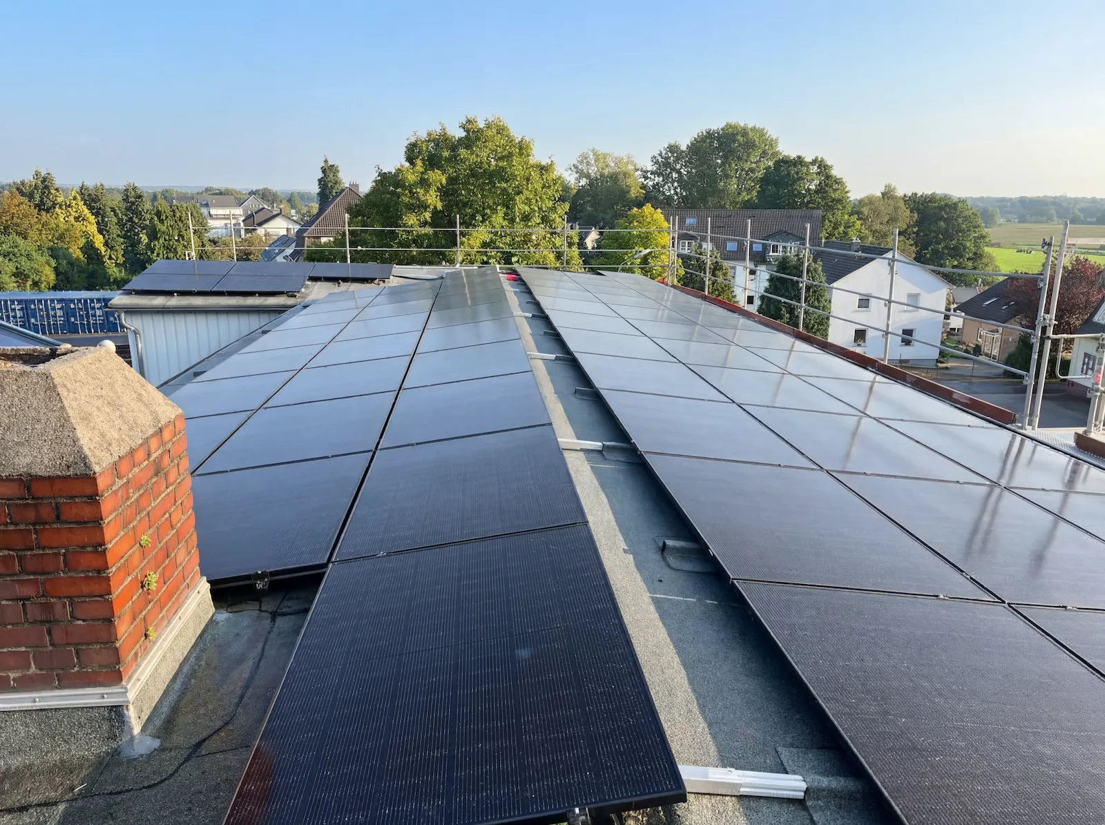 Nachhaltige Energielösung für Industrie: Solarpaneele auf einer Gewerbehalle, umgesetzt durch Bergisch Solar