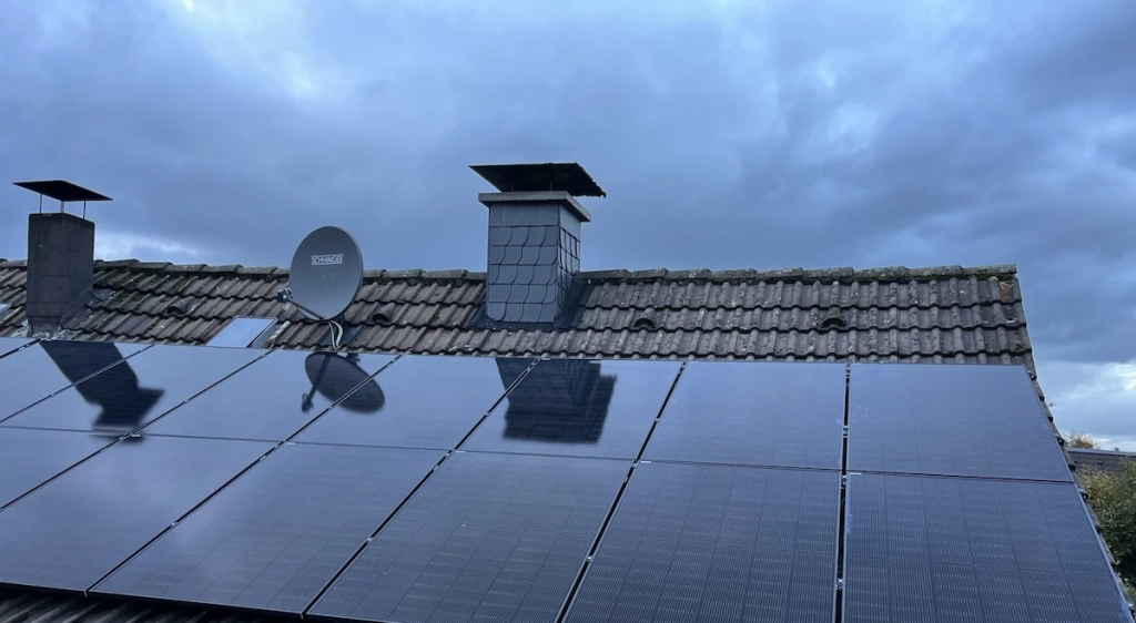 Foto einer abgeschlossenen Photovoltaikanlage auf einem Mehrfamilienhaus in Witzhelden. Frontaler Winkel.