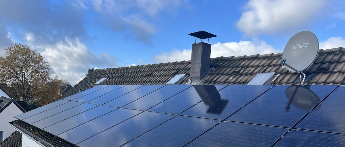 Foto einer abgeschlossenen Photovoltaikanlage auf einem Mehrfamilienhaus in Witzhelden