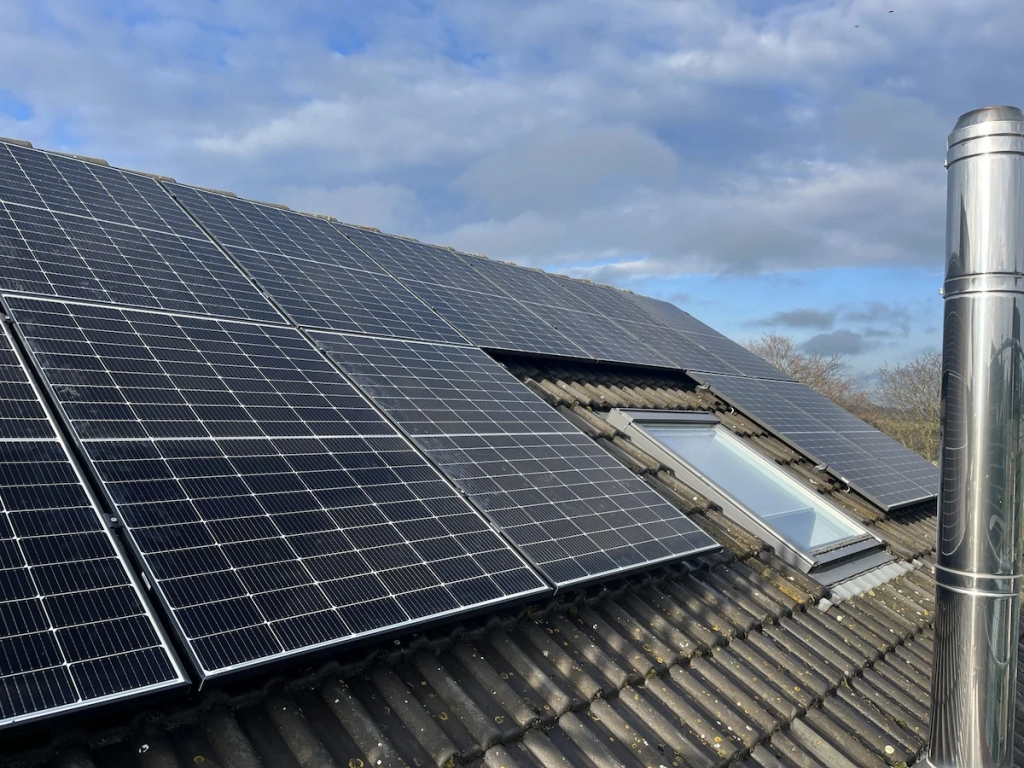 Abgeschlossene Photovoltaikanlage in Leverkusen von Bergisch Solar. Dachansicht.