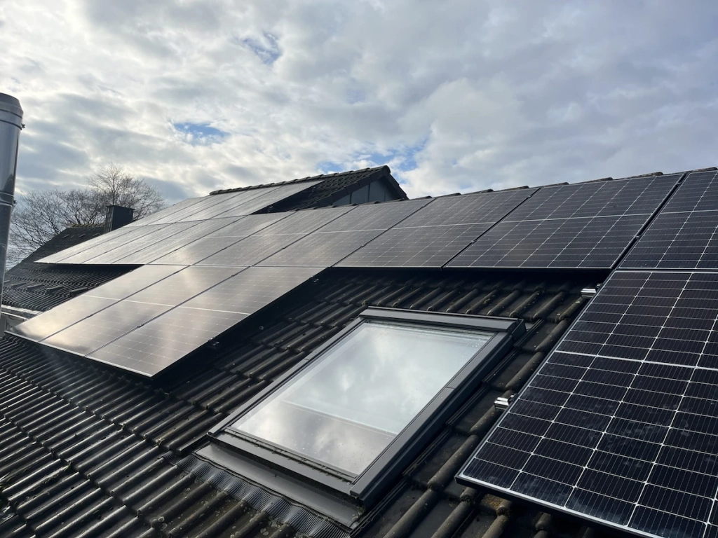 Abgeschlossene Photovoltaikanlage in Leverkusen von Bergisch Solar. Dachansicht.