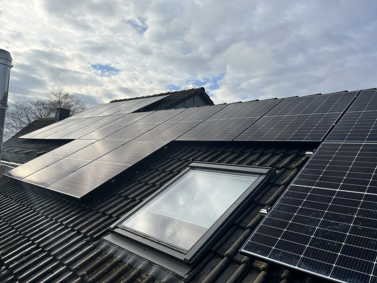 Abgeschlossene Photovoltaikanlage in Leverkusen von Bergisch Solar. Dachansicht.